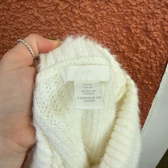 H&M White Long Sleeve Ribbed Knit Fuzzy Turtleneck Pullover Sweater Size Medium - Picture 2 of 6